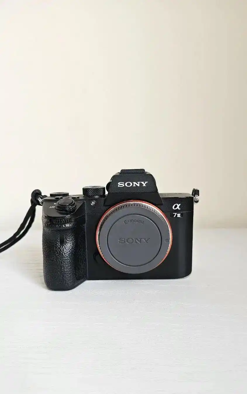 دوربین سونی Sony a7 III بدنه به همراه متعلقات دست دو