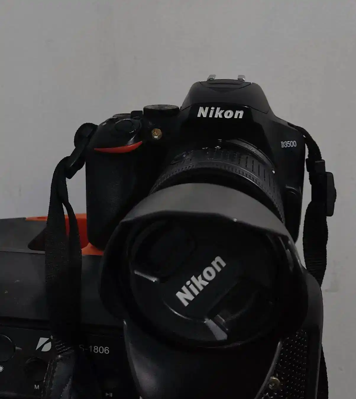 دوربین حرفه ای نیکون دست دو