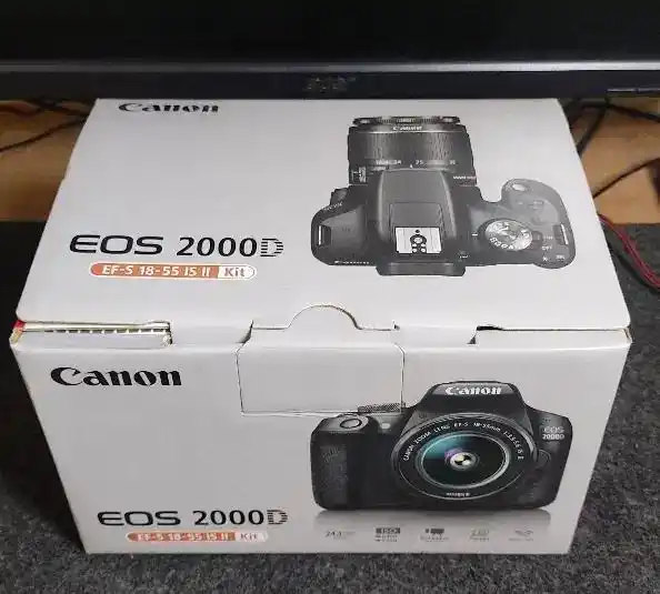 دوربین Canon EOS 2000D آکبند واقعی دست دو
