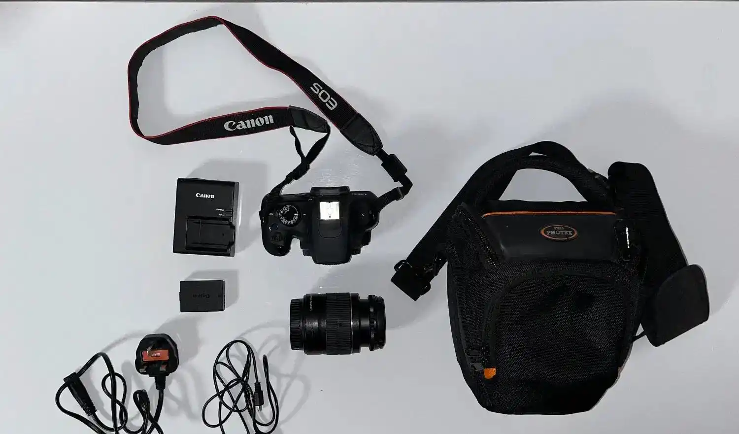 دوربین کنون ۱۲۰۰ دی، Canon 1200D دست دو