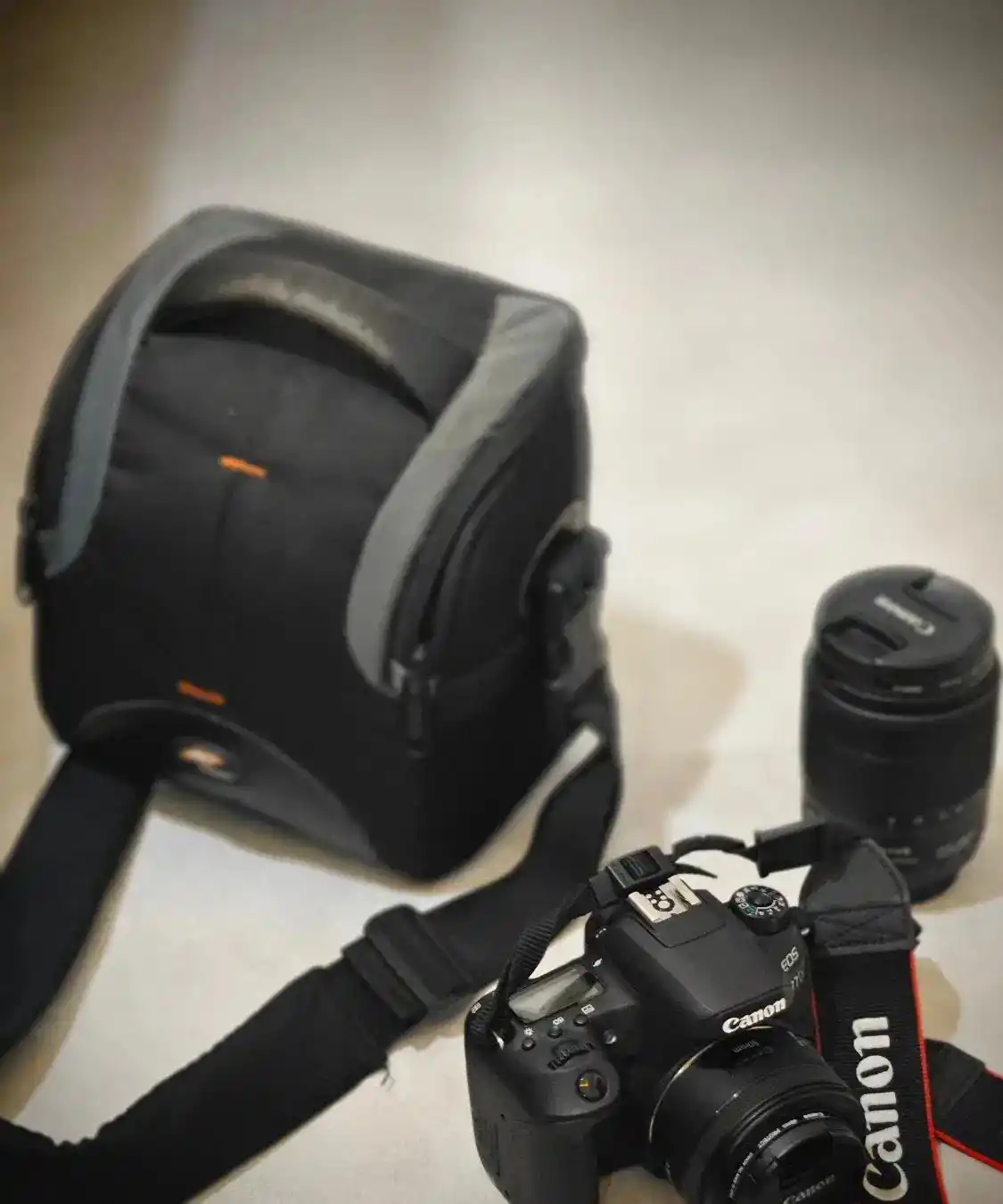 دوربین CANON  مدل 77 D  با شات بسیار کم دست دو