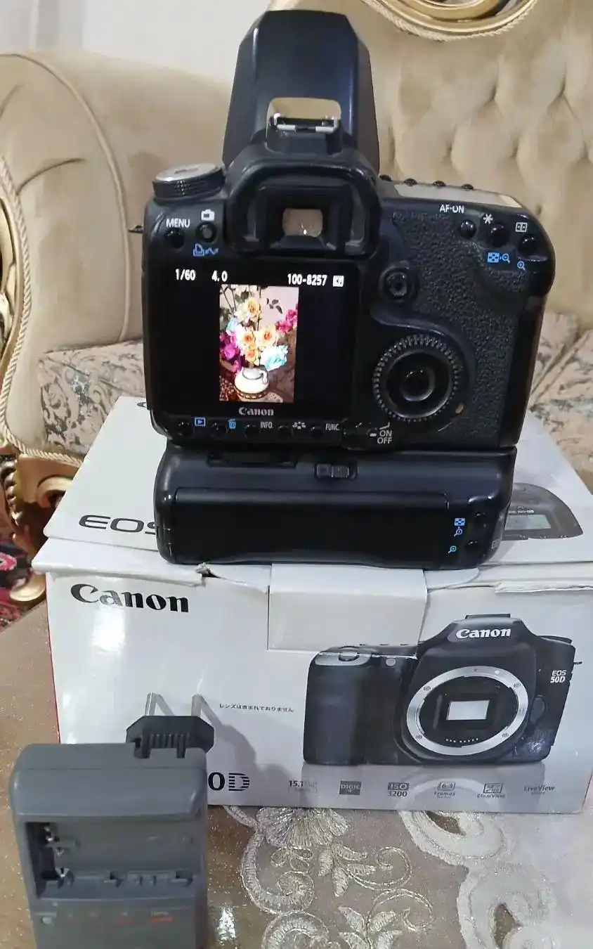 دوربین عکاسی حرفه ای کنون 50 D دست دو