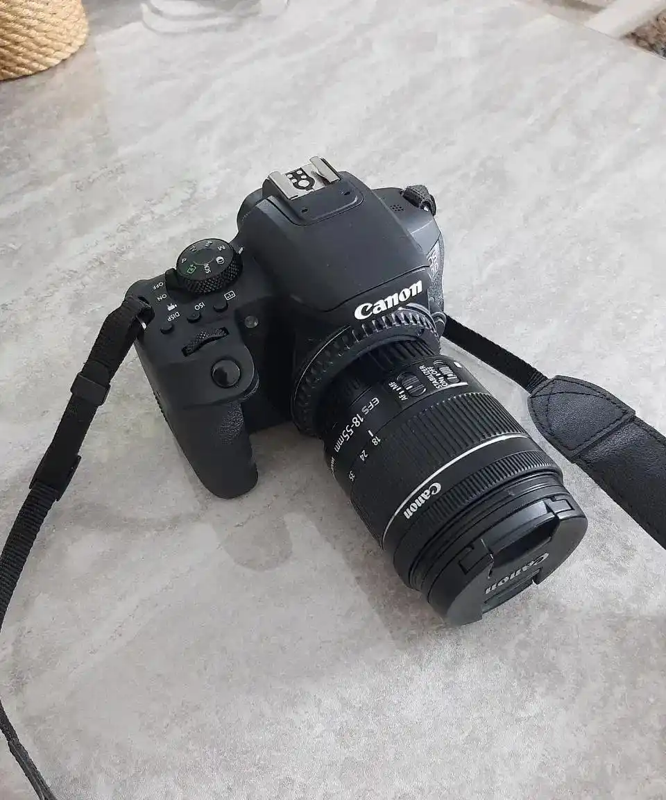 Canon EOS 850D دست دو