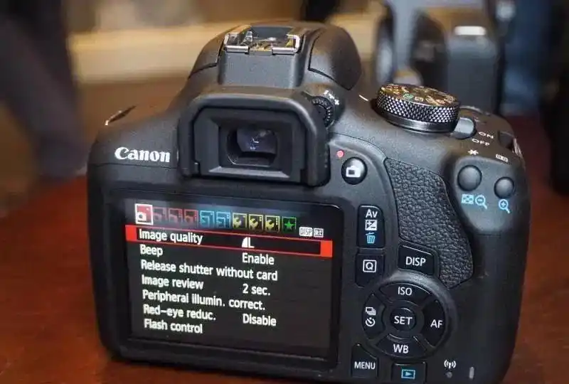 canon 2000D دست دو