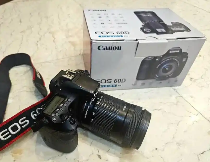 دوربین عکاسی 60D و دو عدد لنز کاملا سالم استثنایی دست دو