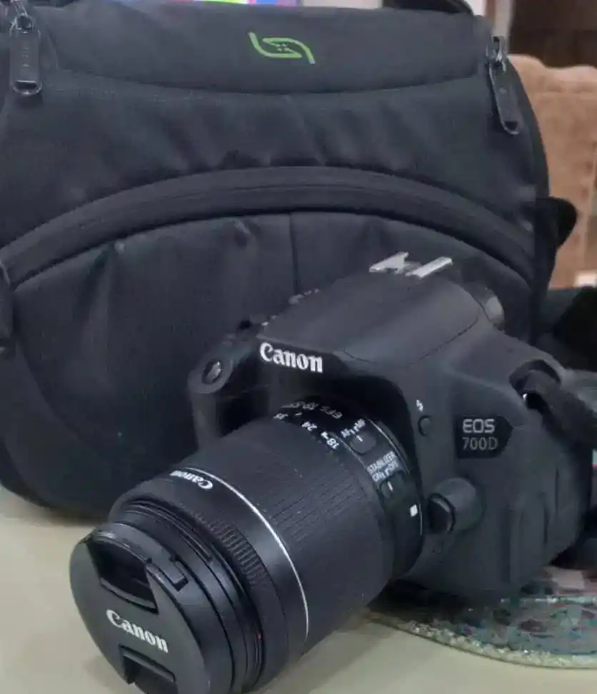 دوربین کنون 700D در حد صفر دست دو