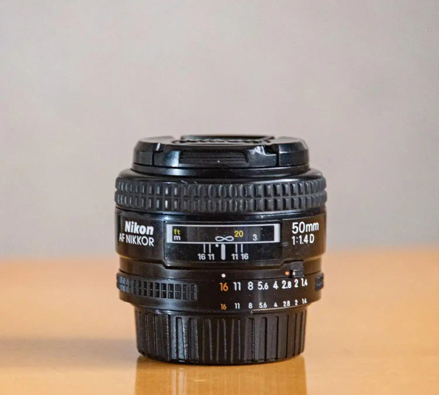 لنز نیکون 50mm با F 1.4 دست دو