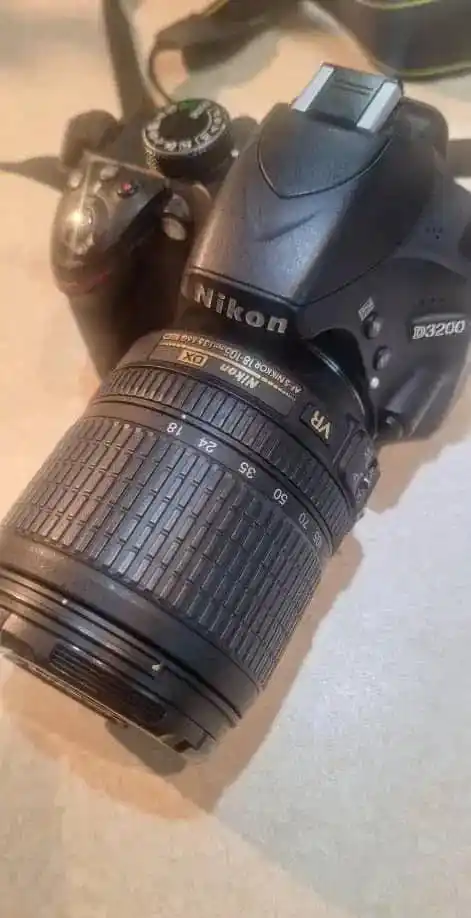 نیکون D3200  کم کارکرد کیف و شارژر و لنز 18-105 دست دو