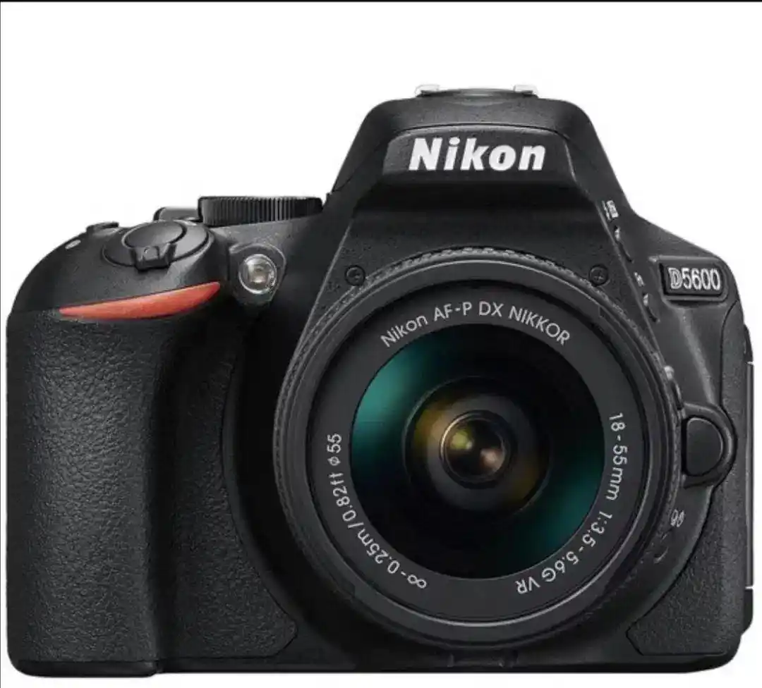 دوربین نیکون D5600 دست دو
