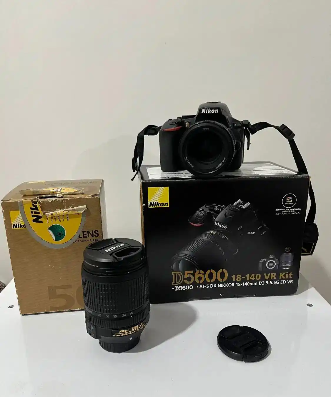 دوربین نیکون d5600 با لنز 18-140 و لنز فیکس 50-1.8 دست دو