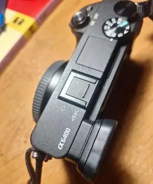 دوربین سونی a6400 + کارت SD پر سرعت 64GB هردو پلمب دست دوم