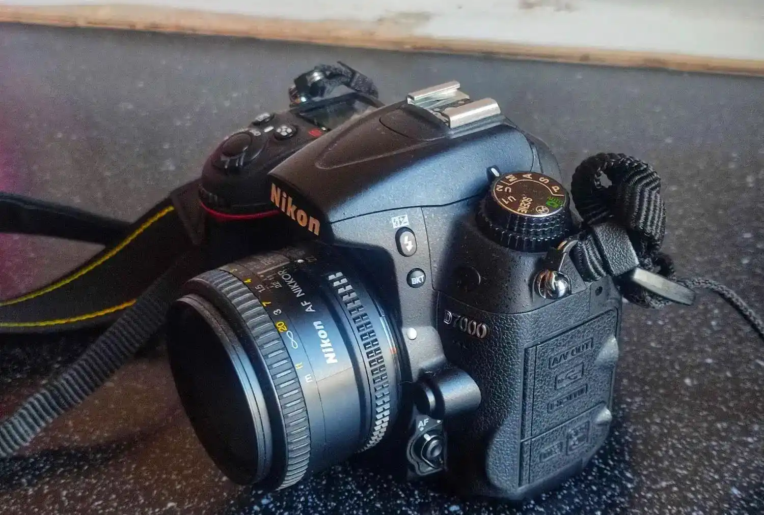 d7000 نیکون دست دو