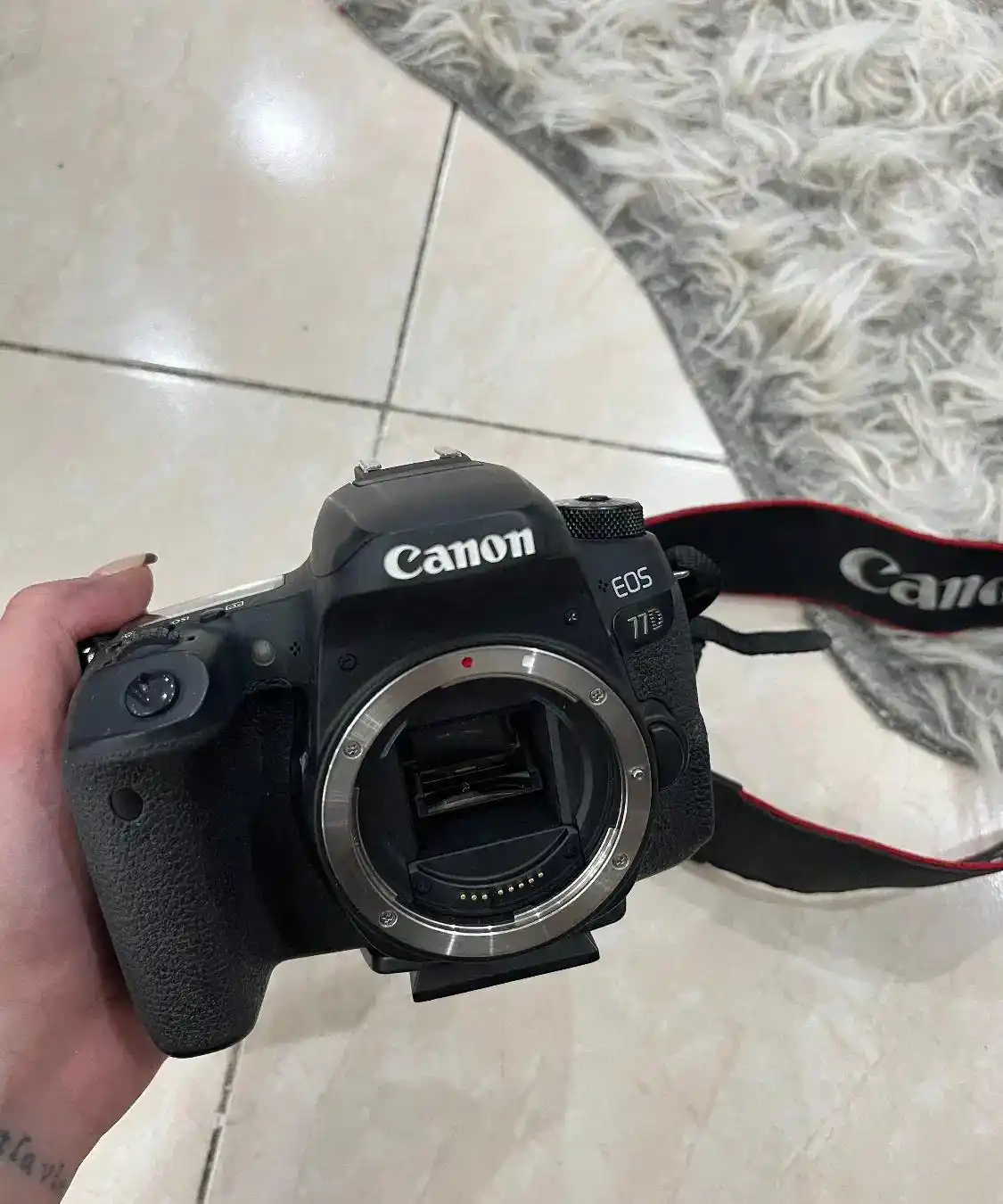 دوربین 77d دست دو