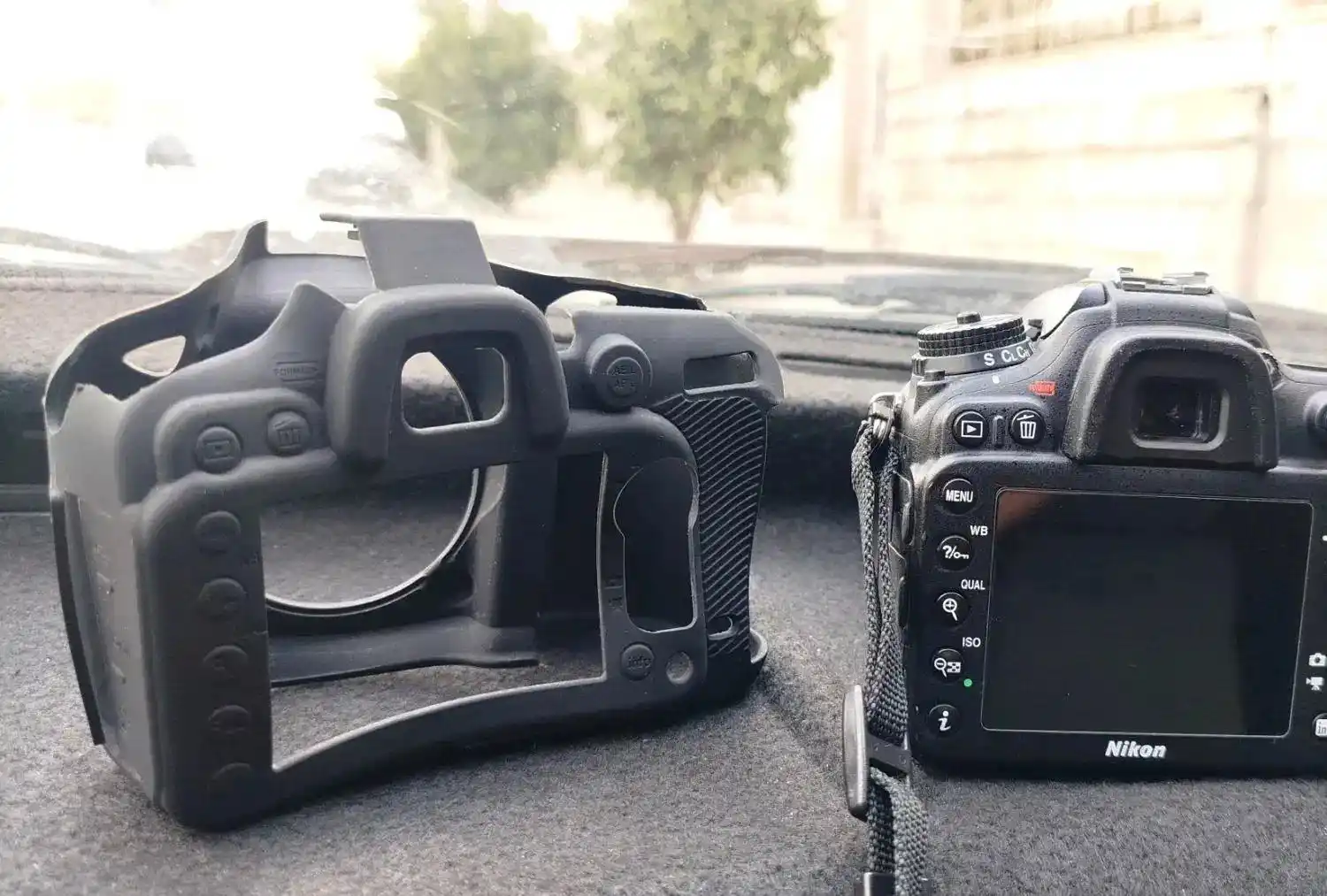 دوربین نیکون D7100 کم‌کار، بدون مشکل دست دو