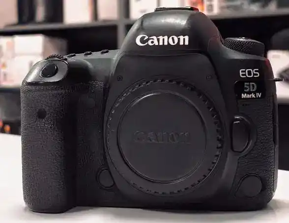 دوربین کنون 5D. IV دست دو