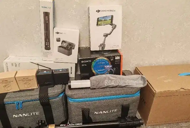 استودیو و دوربین سونی a7iii و نانلایت Nanlite دست دو