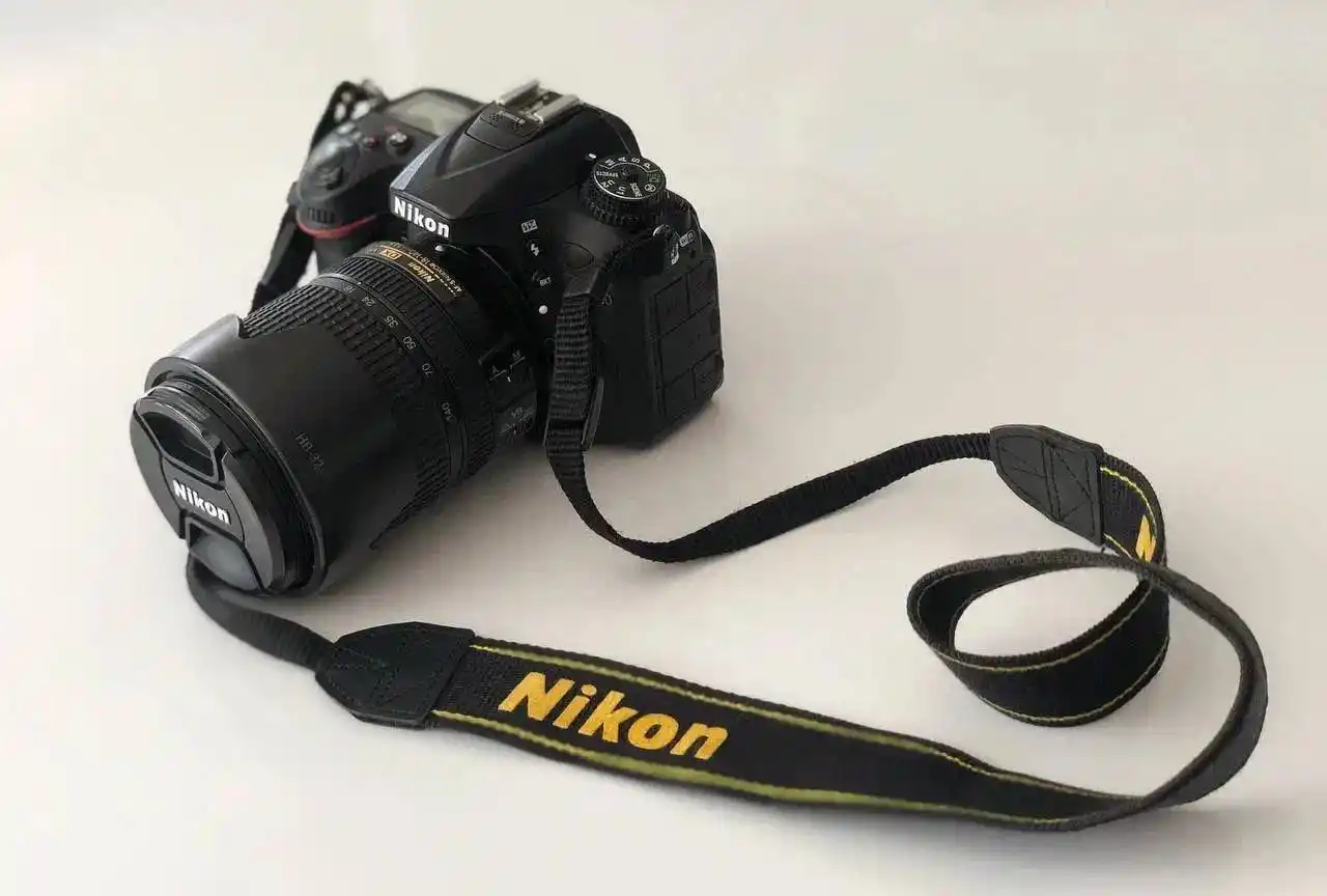 دوربین عکس برداری نیکون nikon D7200 دست دو