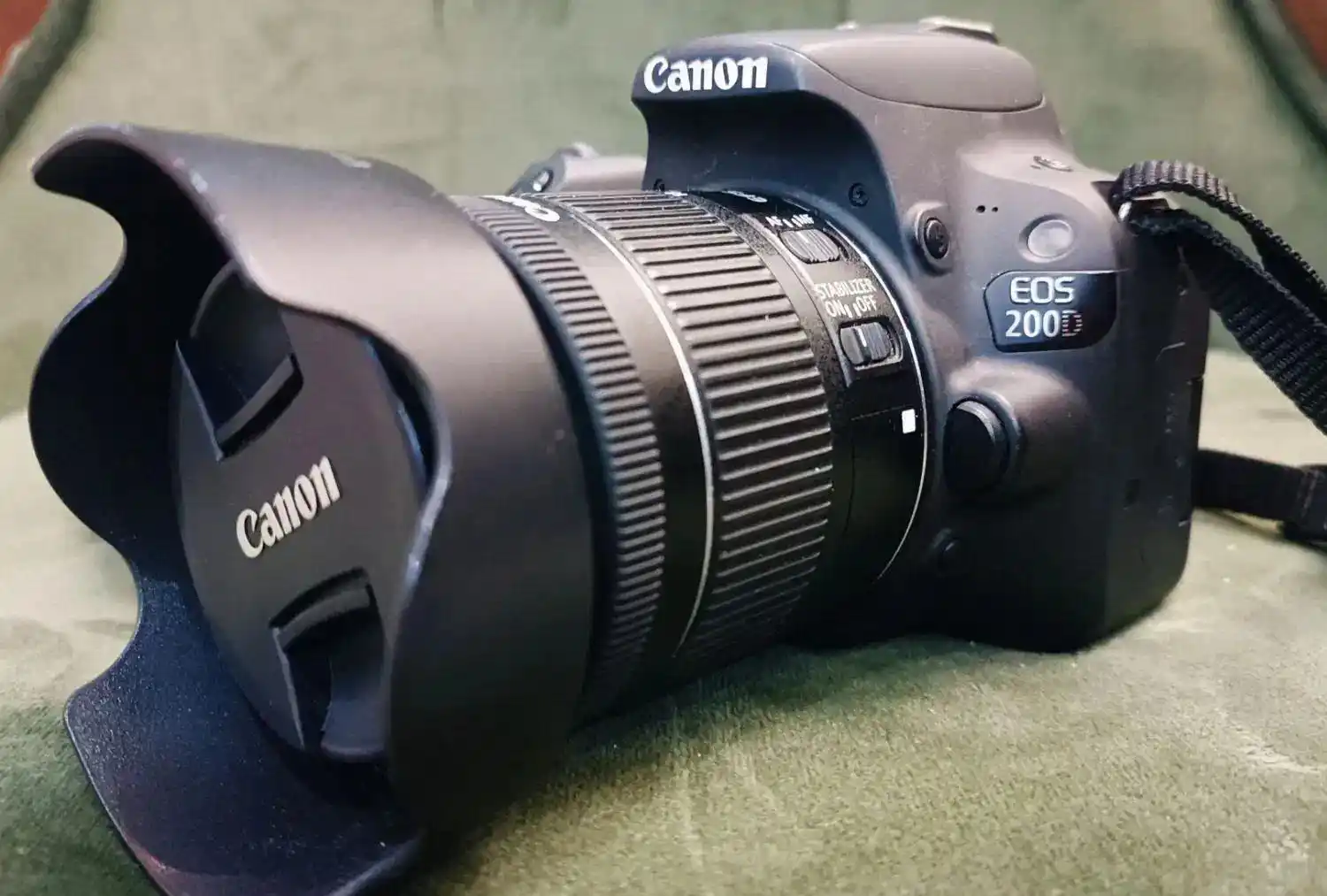 دوربین Canon EOS 200D + لنز ۱۸-۵۵ سالم و تمیز دست دو
