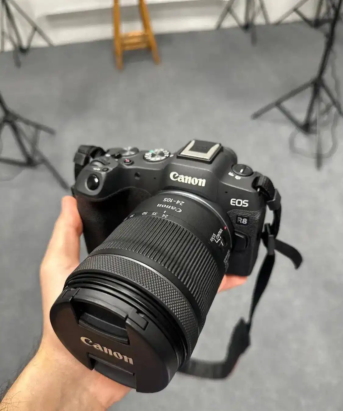 دوربین Canon R8 دست دو