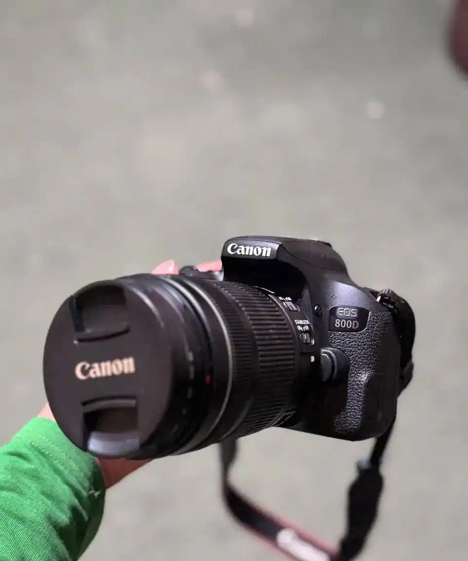 دوربین canon 800D و لنز ۱۳۵ تمیز و سالم دست دو