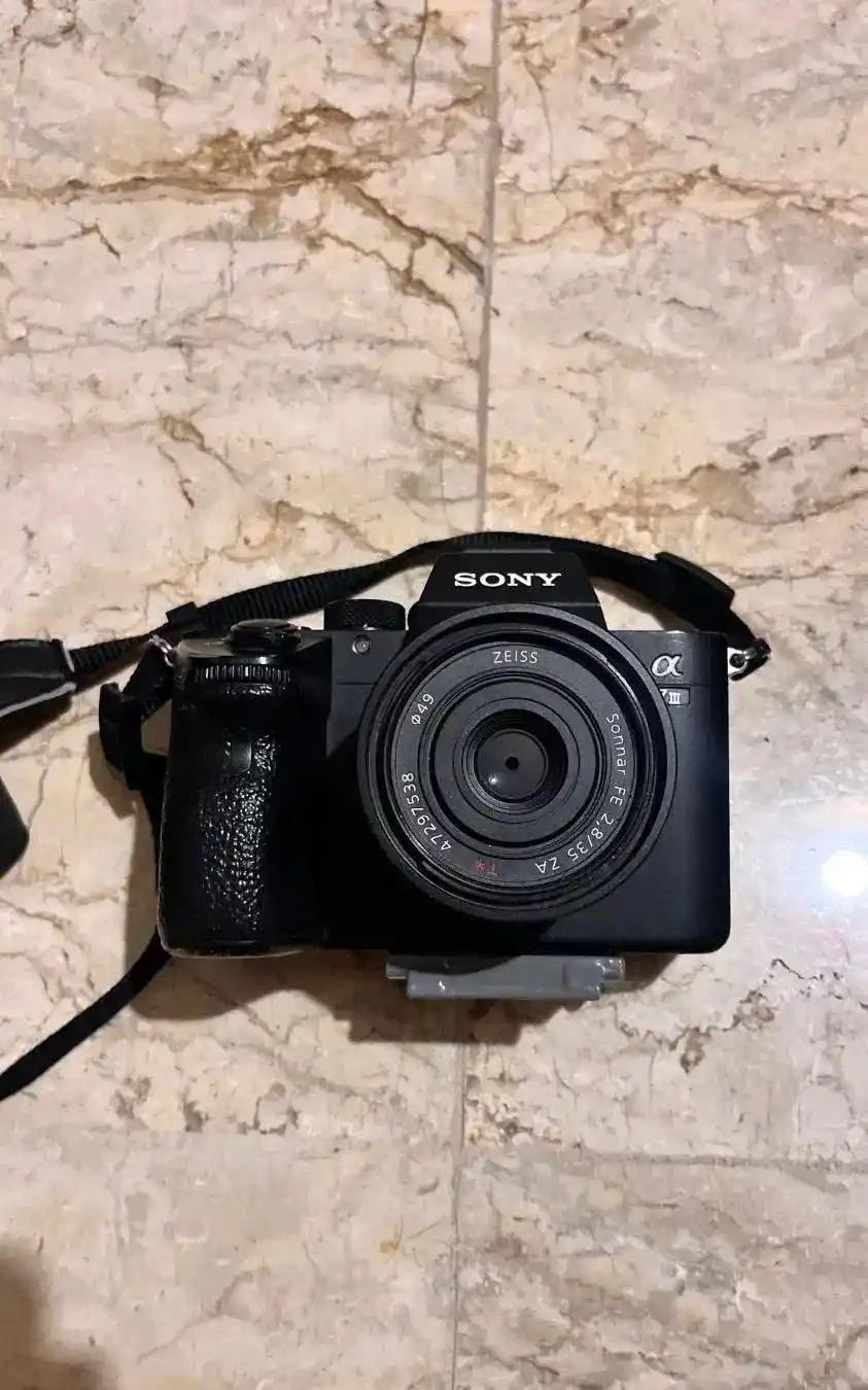 دوربین فول فرم A7 iii با لنز 35 mm زایس دست دو