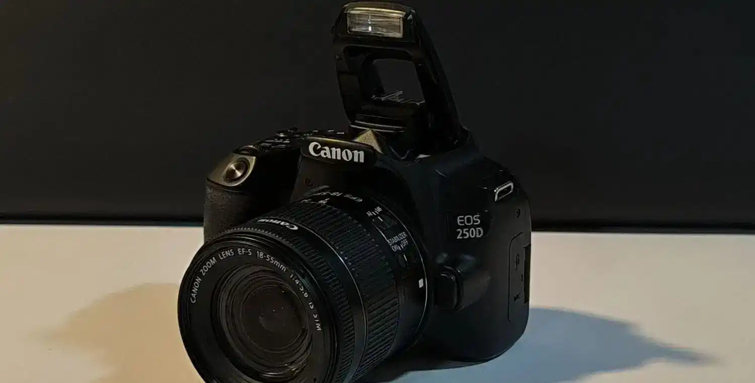 Canon EOS 250D دست دو
