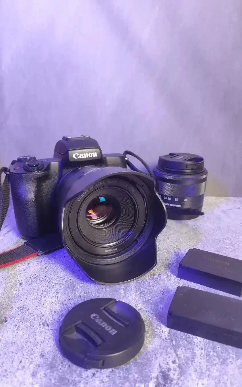دوربین کارکده canon m50 mark2 با لنز 50. دست دو