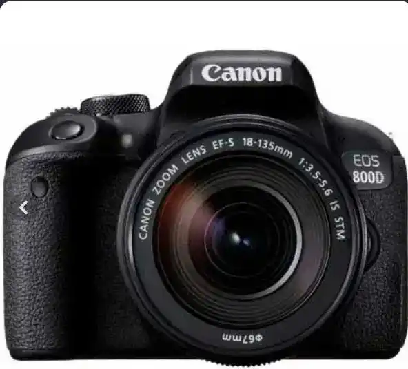 Canon EOS 800D 18-135 IS STM دست دو