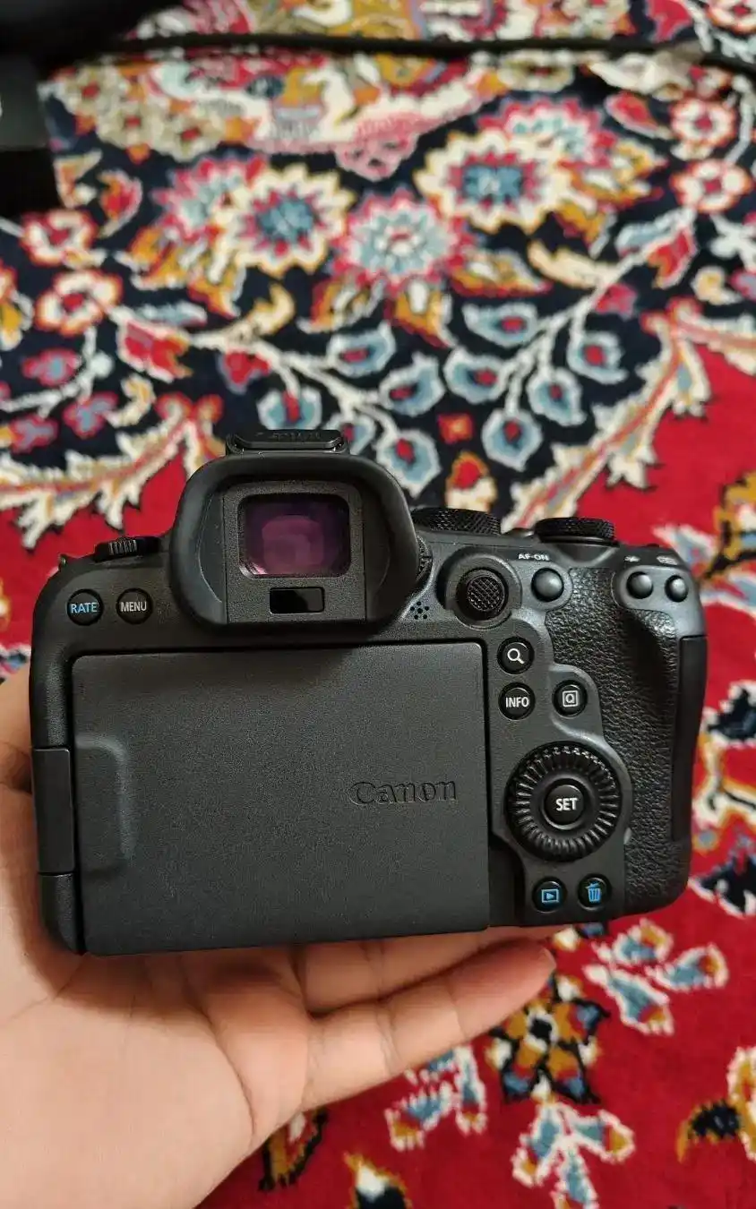 دوربین کنون R6 mark 2 و لنز 50 1.8در حد نو دست دو