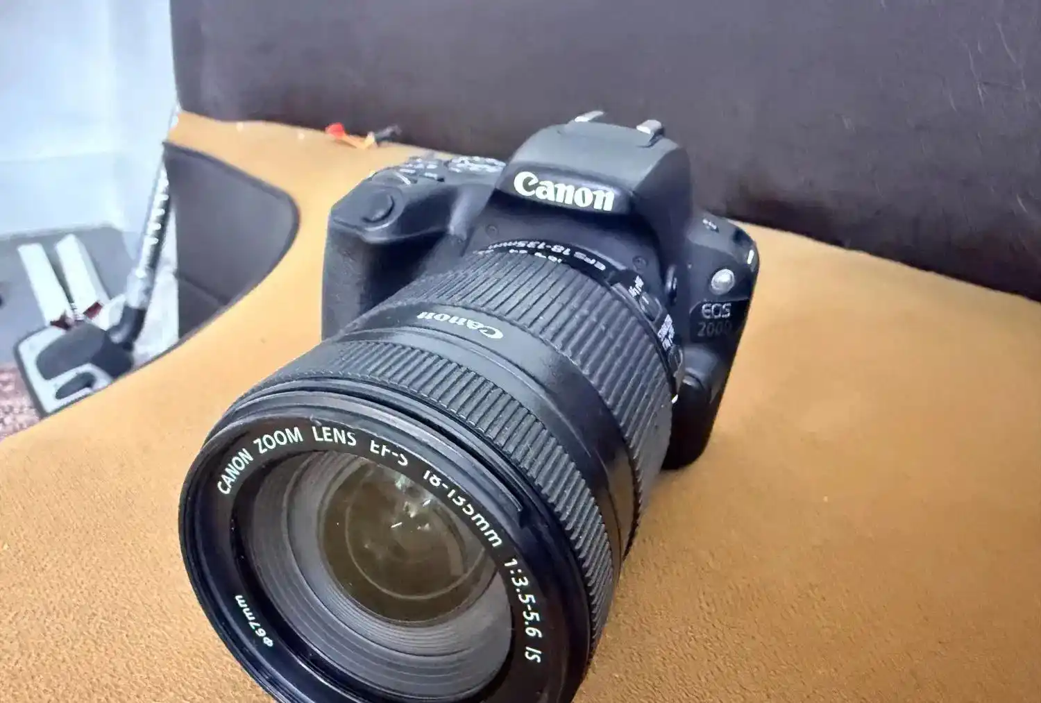Canon 200d با لنز 135ـ18 دست دو
