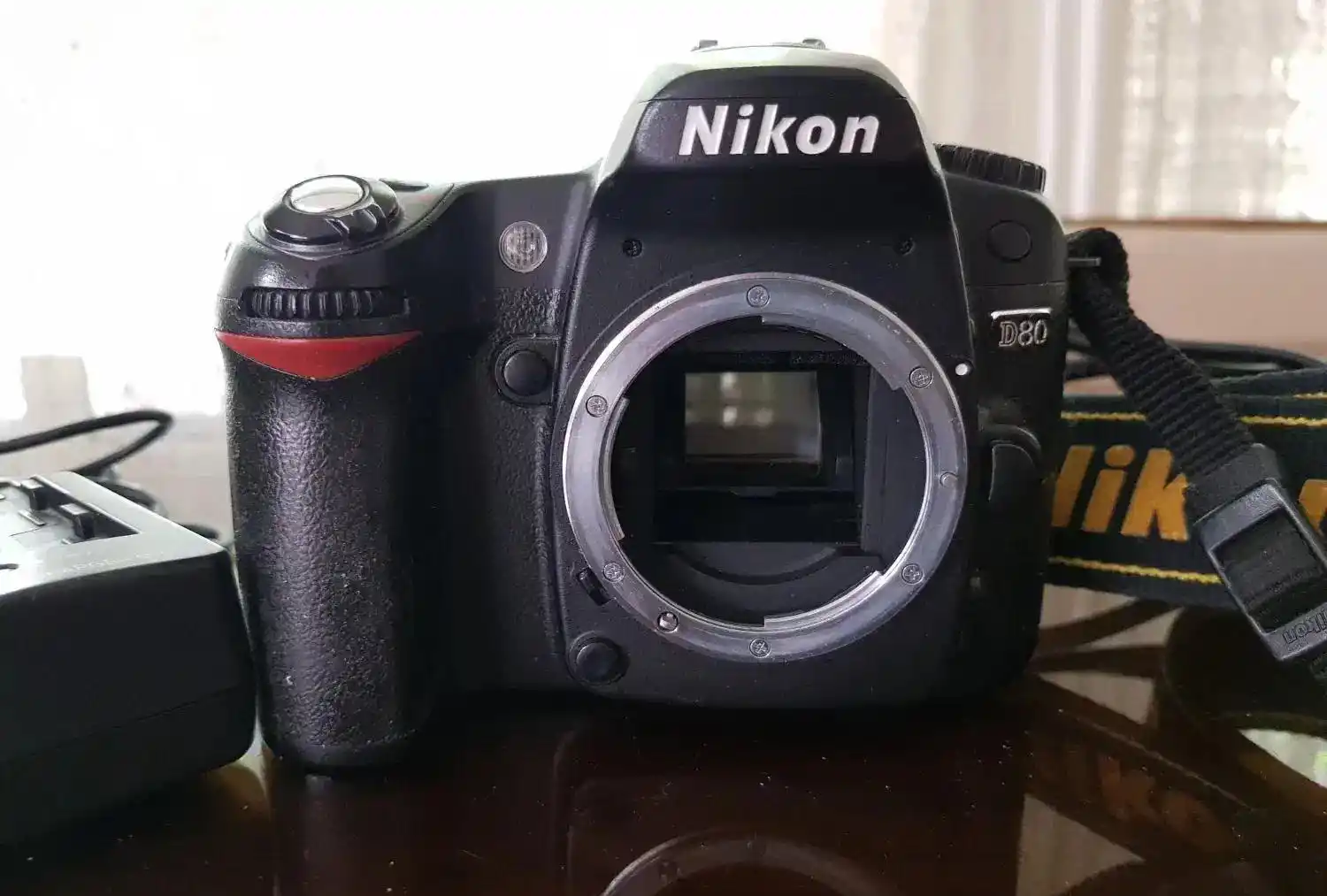 بادی دوربین نیکون  Nikon D80 دست دو