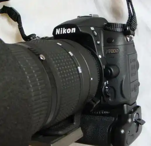 نیکون Nikon D7000 و تجهیزات جانبی دست دو