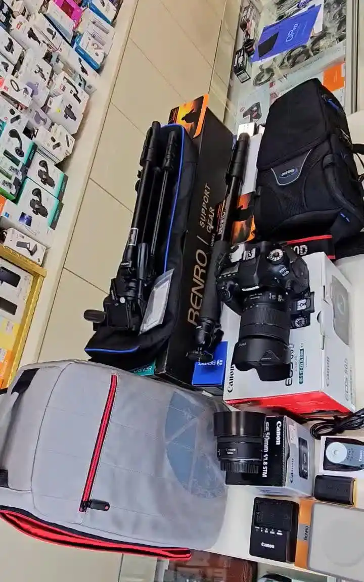 CANON 80D به همراه دو لنز و سه پایه و تک پایه بنرو دست دو