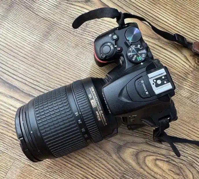 دوربین عکاسی D5500 نیکون nikon دست دو