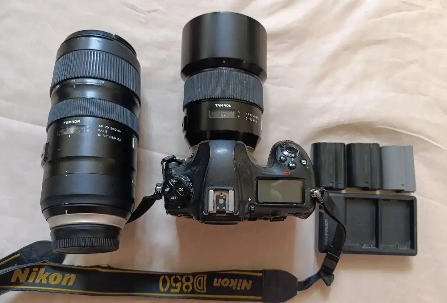 فروش دوربین Nikon D850 با تمامی لوازم داخل عکسها دست دو
