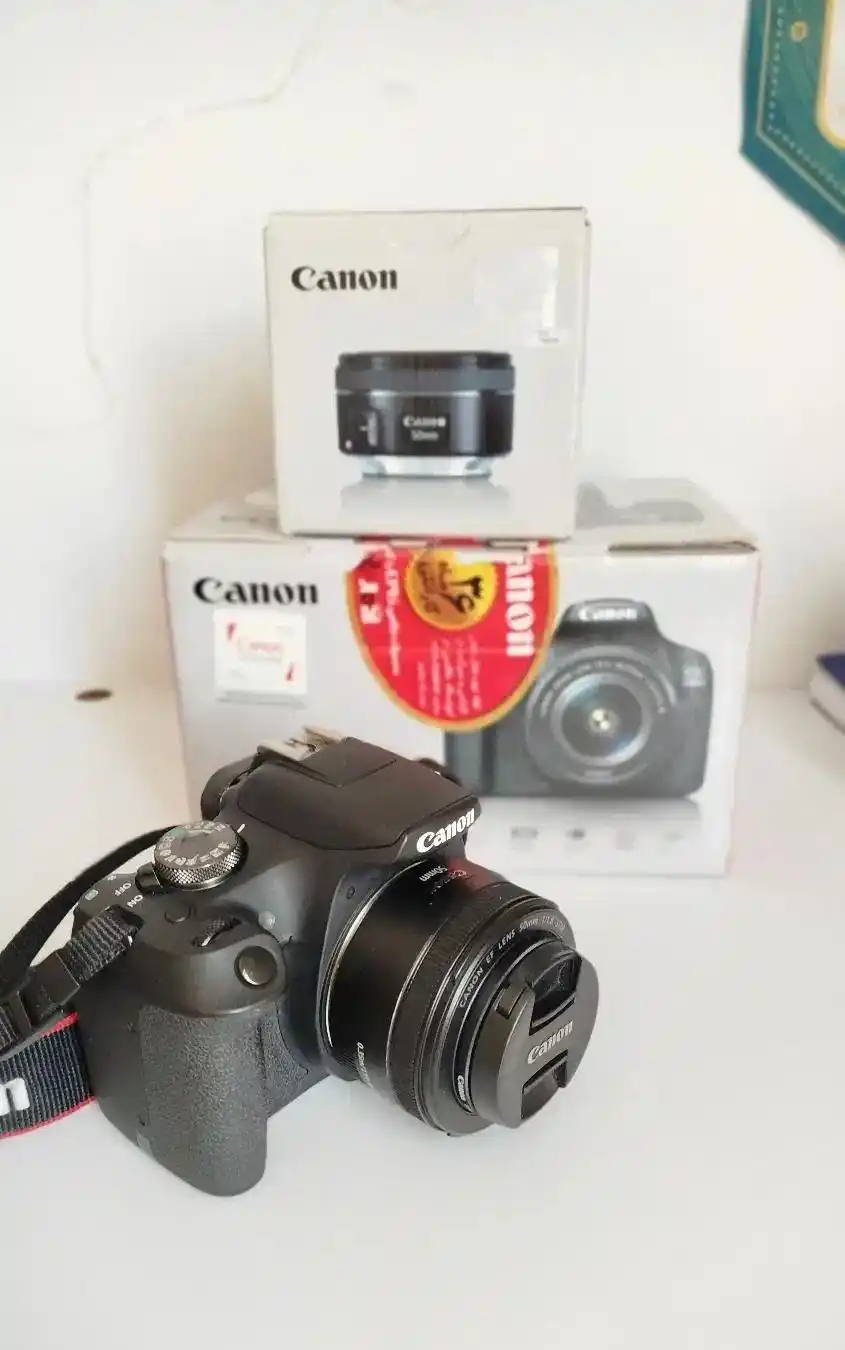 دوربین کنون2000d با لنز Canon EF 50mm f/1.8 STM دست دو