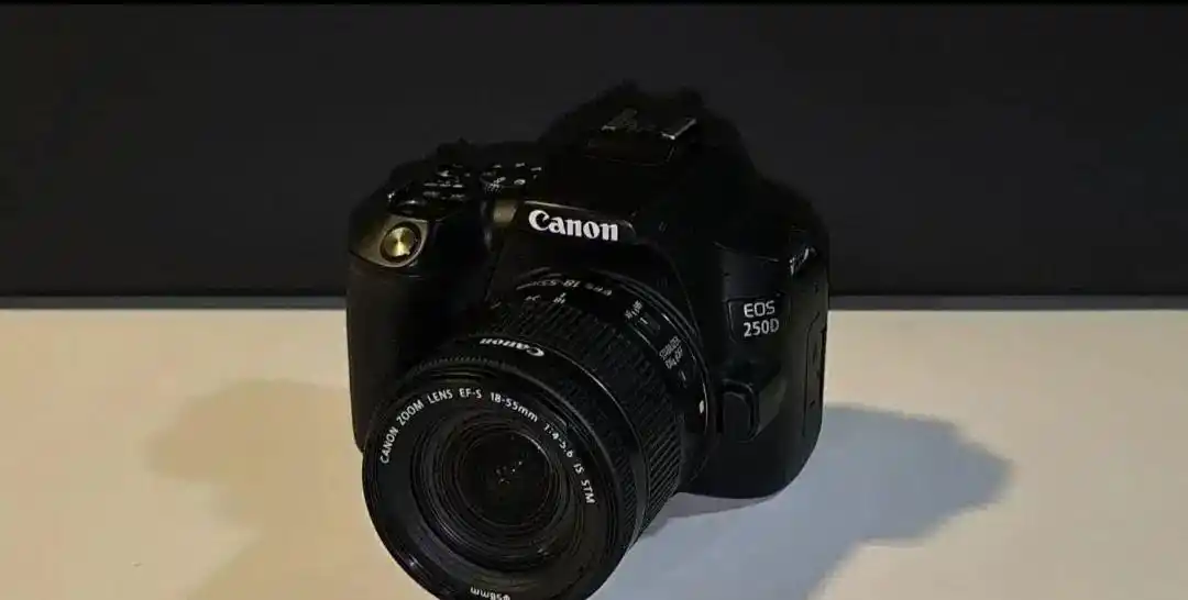 دوربین کانن  EOS 250D لنز 55-18 میلی متر IS STM دست دو