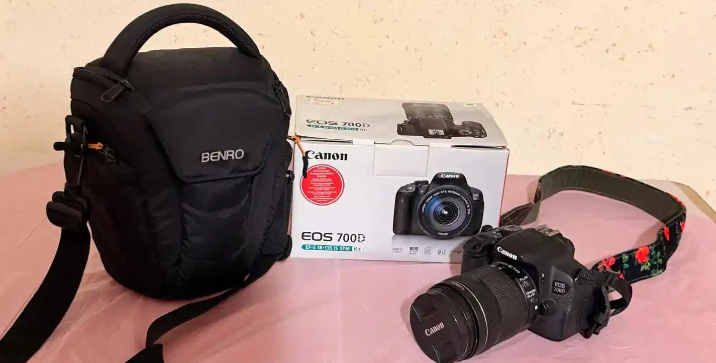 Canon 700D دوربین کم کارکرد دست دو