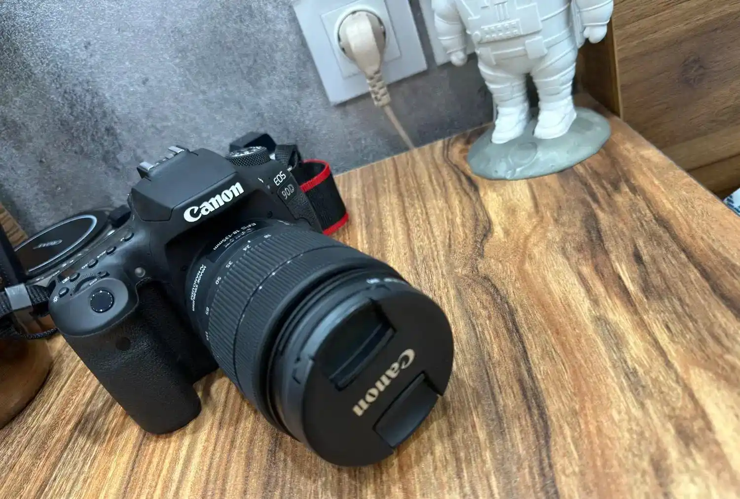 دوربین Canon EOS 90D دست دو