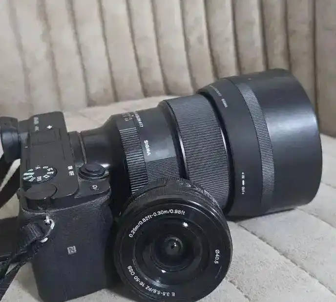 دوربین سونی a6400 با لنز سیگما 85mm دست دو