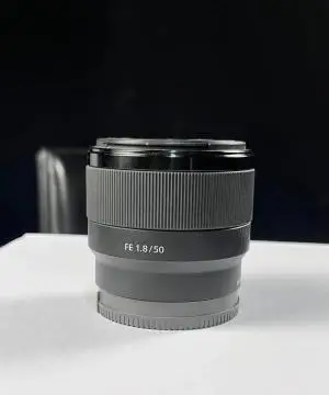 لنز دوربین سونی مدل f 1.8  50mm دست دوم