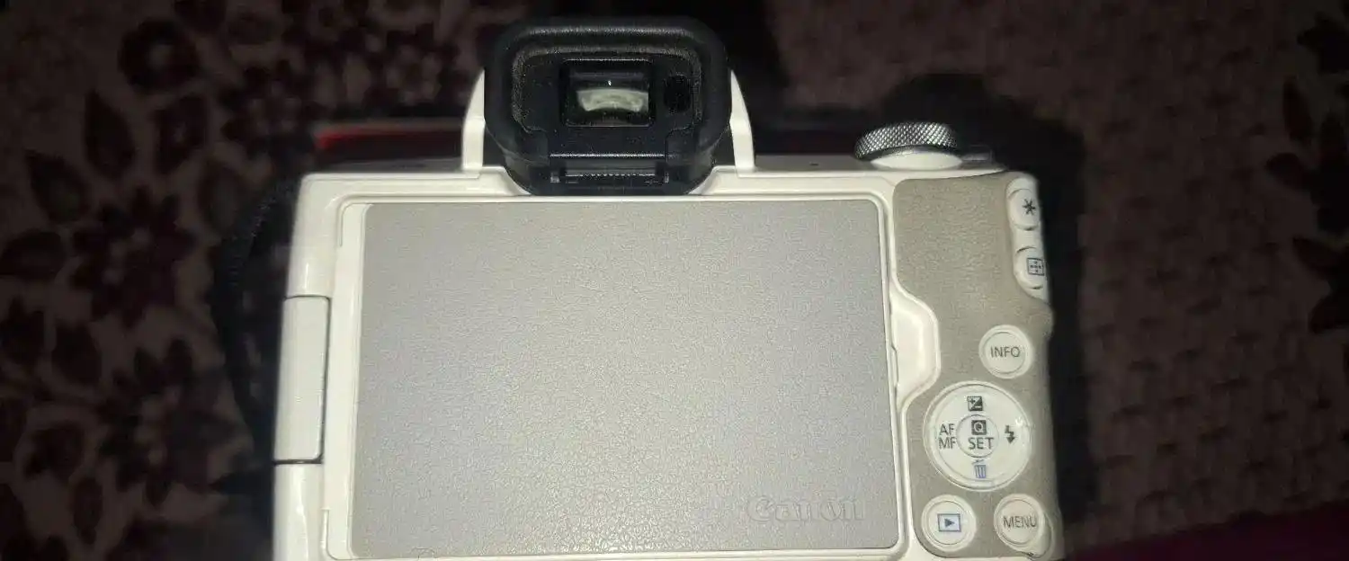 دوربین کانن M50 دست دو