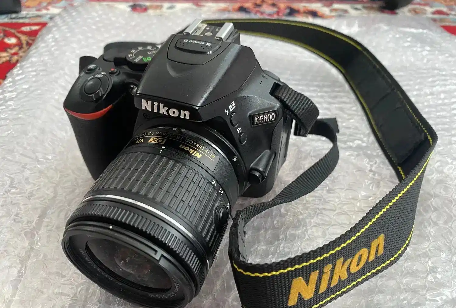 دوربین عکاسی حرفه ای Nikon D5600 بالوازم کامل و نو دست دو