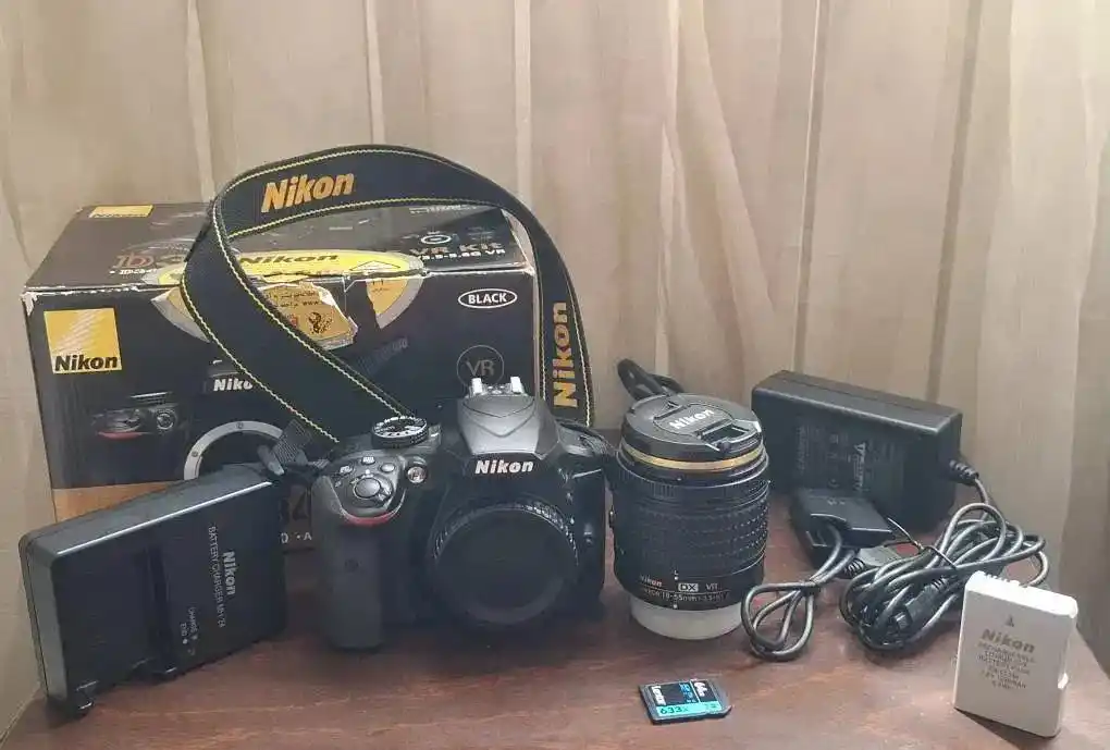 Nikon D3400 دست دو