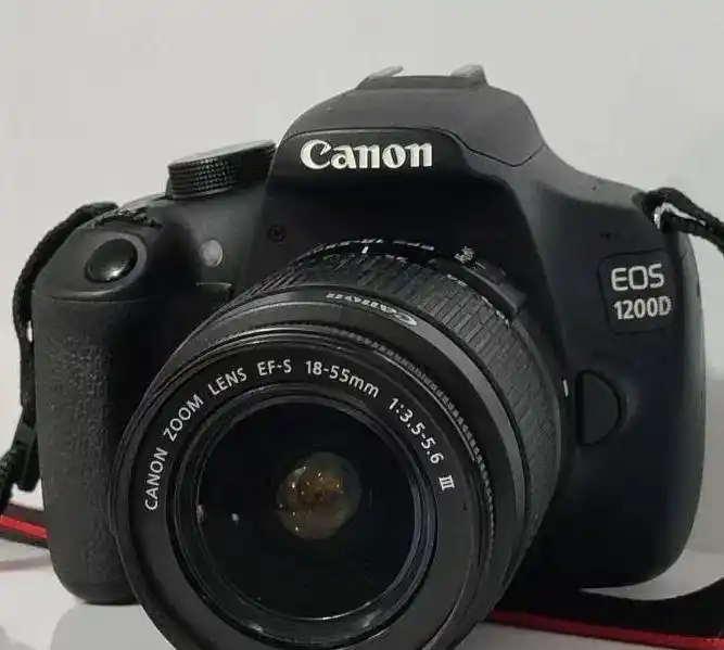 دوربین عکاسی canon مدل ۱۲۰۰D دست دو
