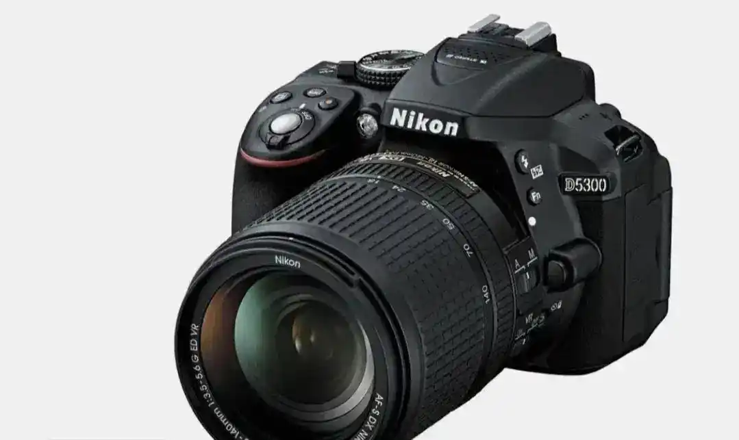 دوربین نیکون d5300 با لنز ۱۸/۱۴۰ در حد نوو دست دو