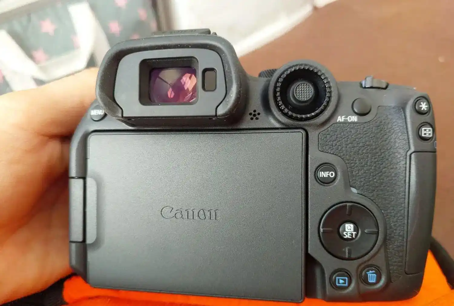 canon R7 آکبند فقط آنباکس شده دست دو