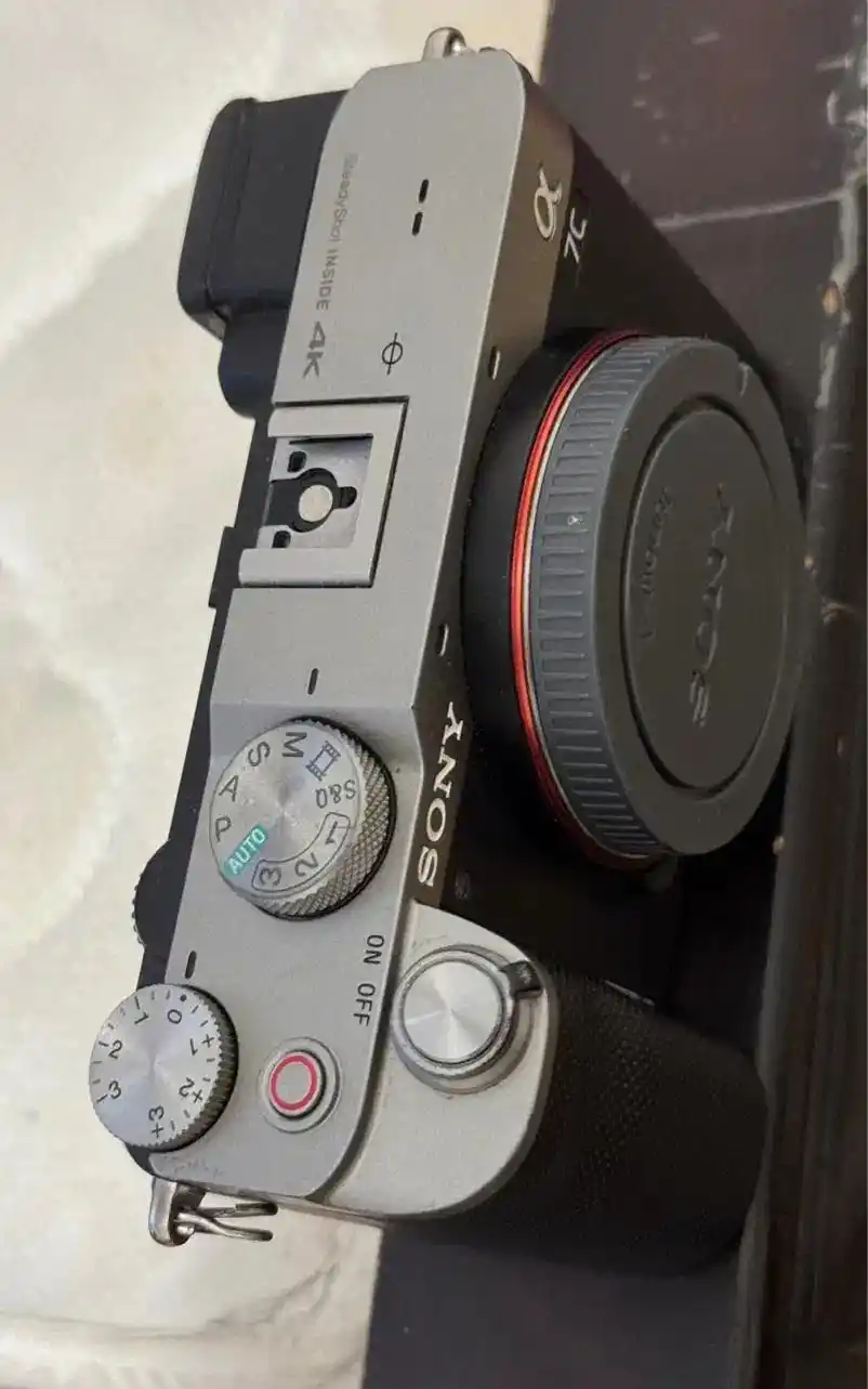 دوربین عکاسی و فیلمبرداری سونی Sony A7c Silver دست دو
