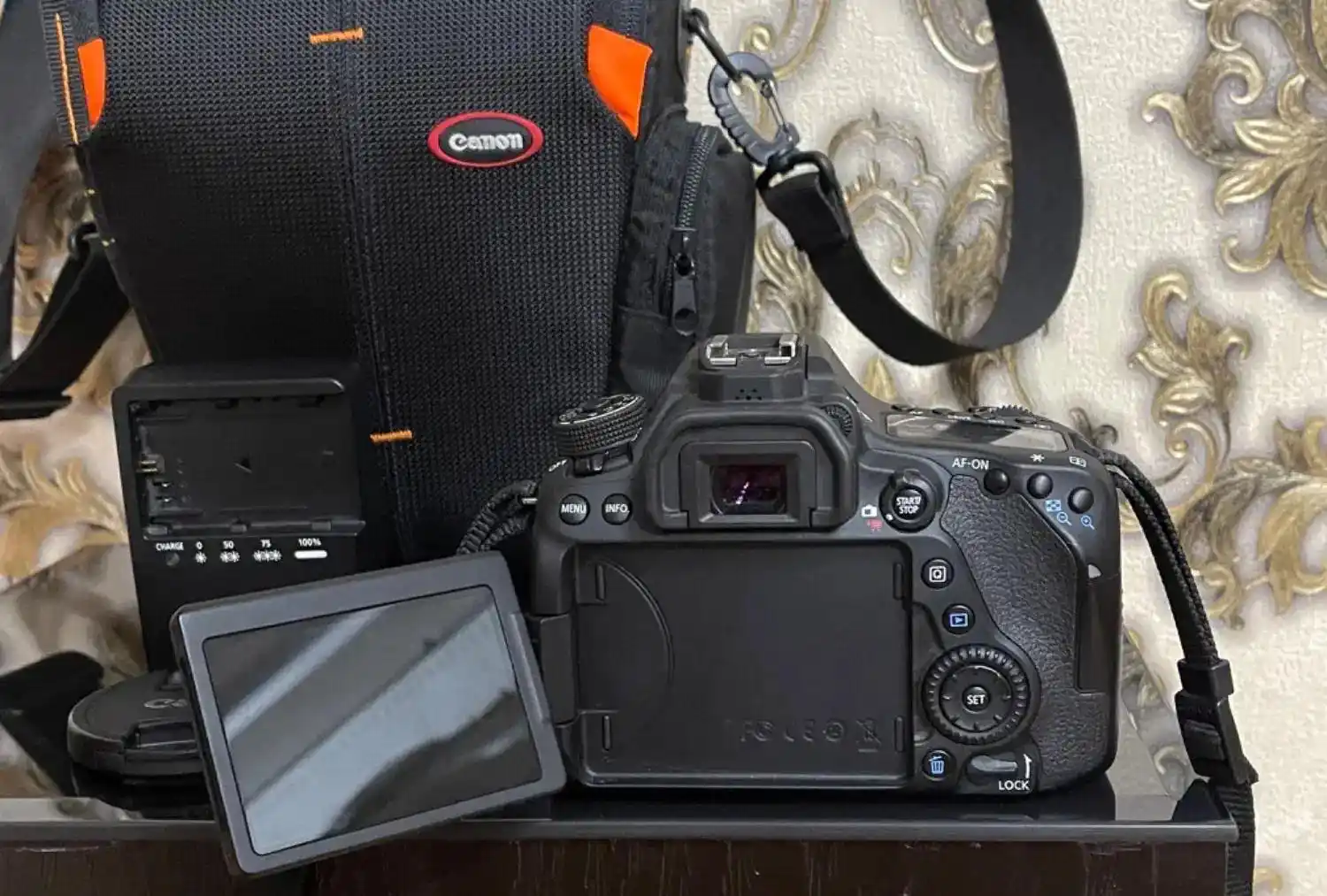 دوربین canon 80D لنز ۱۸-۱۳۵ کمتر از ۱۰۰۰ شات خورده دست دو