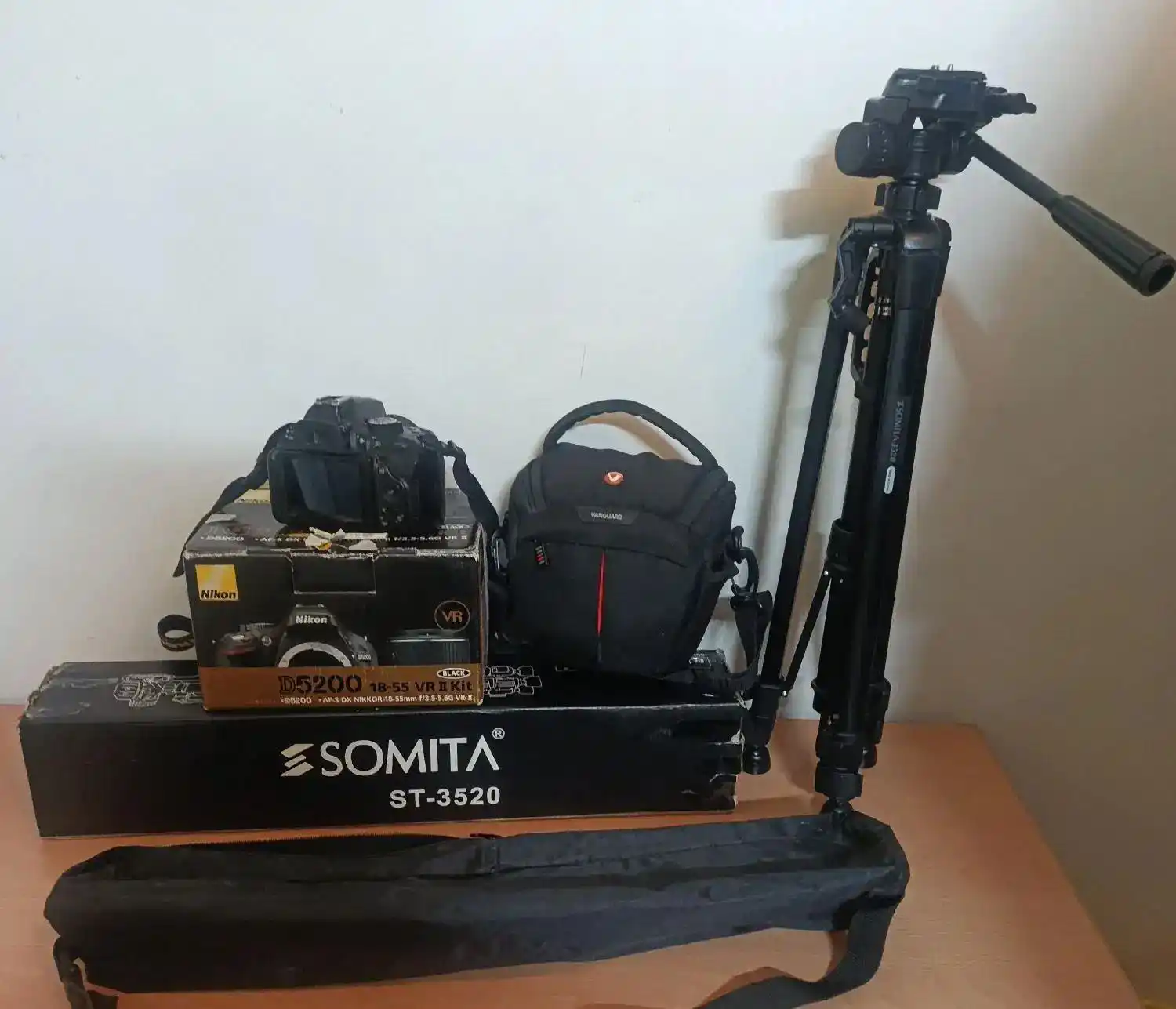 دوربین عکاسی نیکون D5200 و سه پایه دست دو